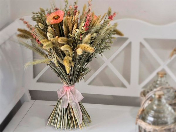 Make This Christmas Merrier With These Magnificent Flower Arrangements