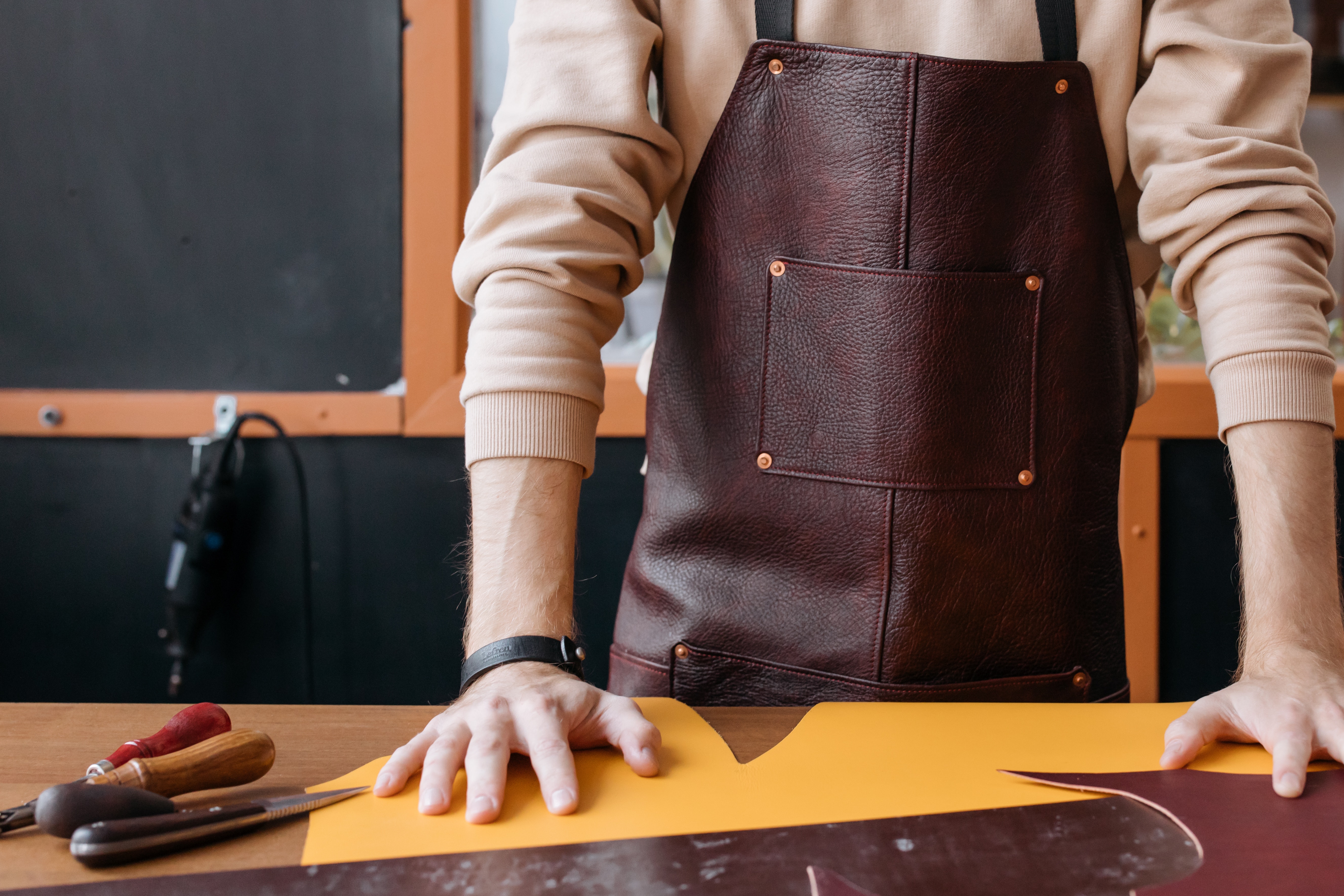 What Type of Leather Goods Supplier Is Best For Your Fashion Business?