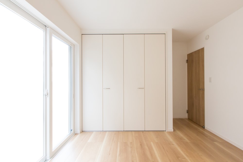 How to Furnish a Modern Bedroom With Fitted Wardrobes