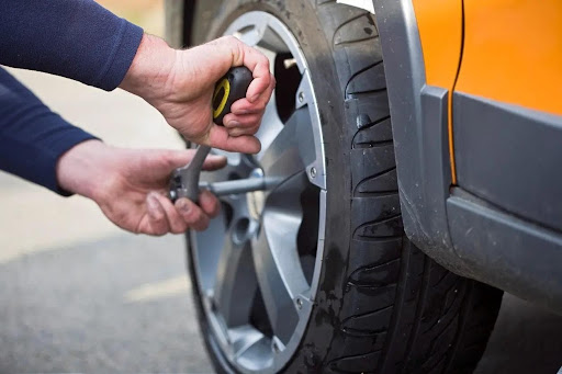 How Does a Mobile Truck Tyre Fitting Collaborate?