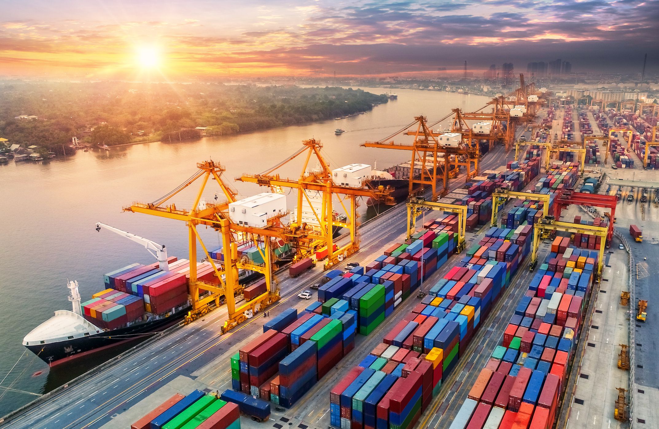 What Are the Benefits to Hire an Import-Export Expert?