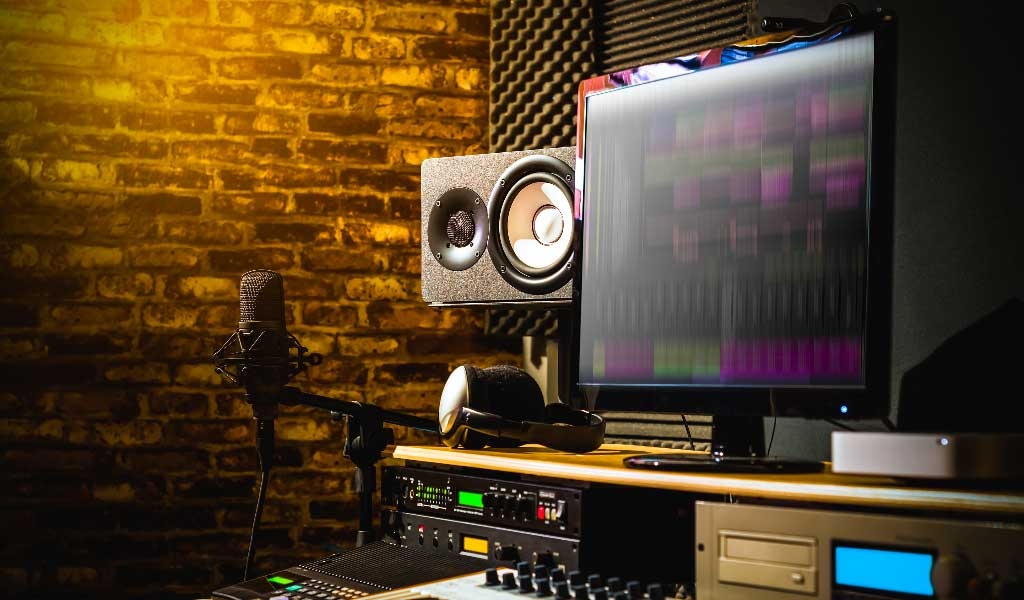 The 5 Most Important Pieces of Home Studio Equipment for In-House Setup