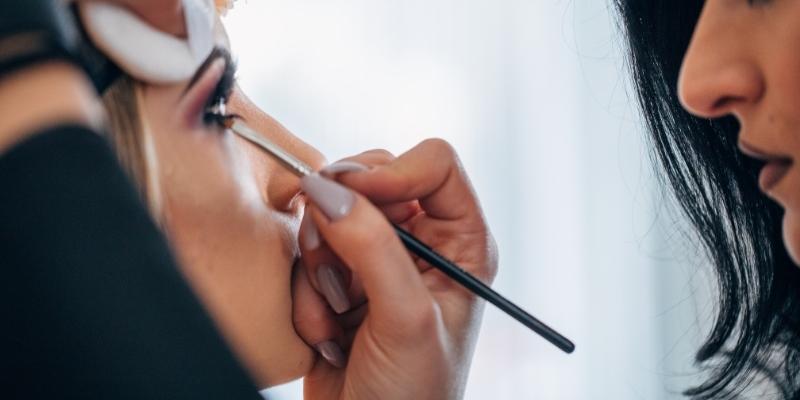 4 Eye Makeup Tricks to Make Your Eyes Appear Big